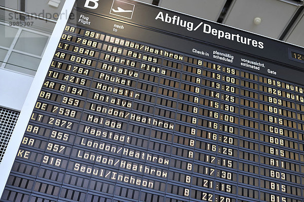 Abflugtafel am Münchner Flughafen  Terminal 1  München  Bayern  Deutschland  Europa