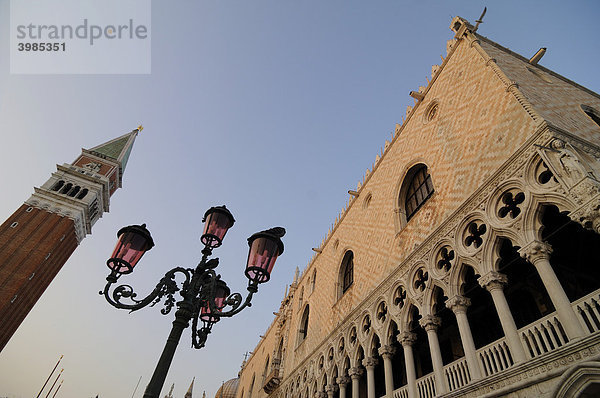 Dogenpalast und Campanile  Venedig  Italien  Europa