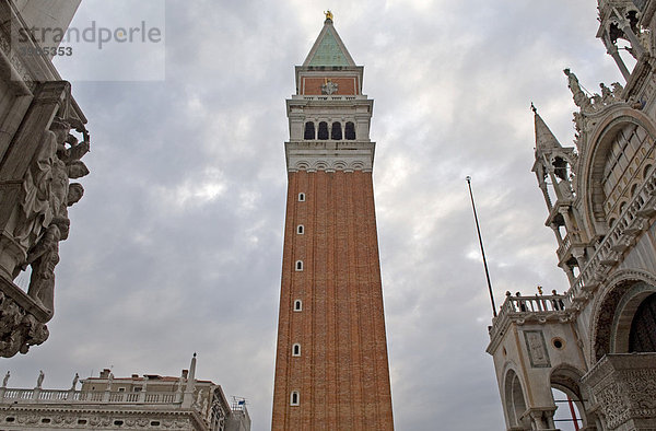 Campanile am Markusplatz bei bewölktem Himmel  Venedig  Italien  Europa