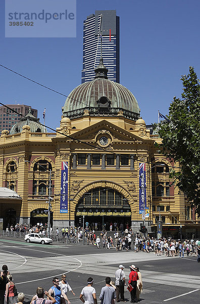 Eureka Tower Hochhaus  Wohngebäude  vorne der alte historische Bahnhof Flinders Street Station aus viktorianischer Zeit  architektonischer Kontrast  Melbourne  Victoria  Australien
