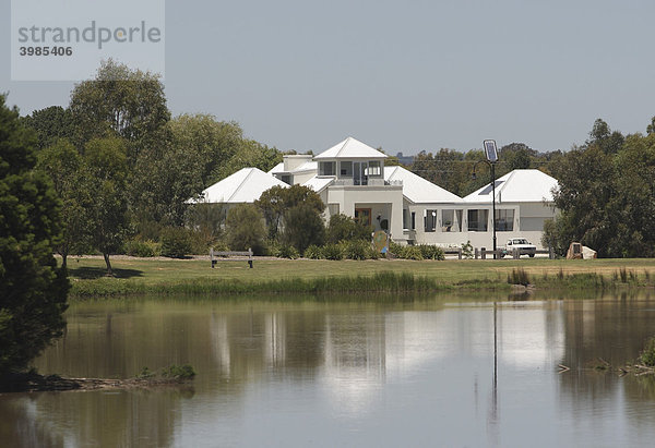 Weiße Villa am Ufer des Lake Guyatt  River and Heritage Trail  Gippsland  Victoria  Australien