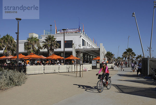 Restaurants und Cafes an der Strandpromenade in St. Kilda  ein Vorort von Melbourne  Victoria  Australien