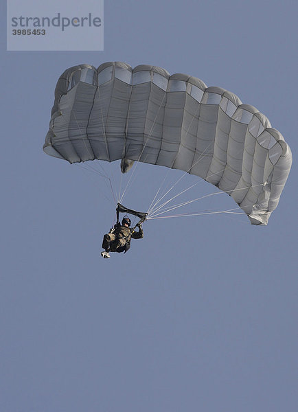 Fallschirmjäger am Gleitschirm in der Luft  13. Internationaler Fallschirmjägerwettkampf der Division Spezielle Operationen  Höhenhof bei Regensburg  Bayern  Deutschland