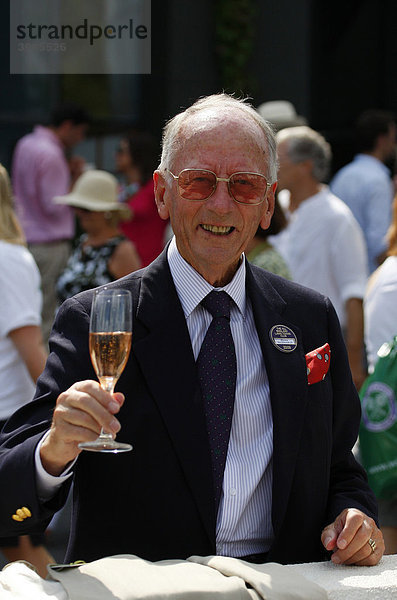 Wimbledon Mitglied genießt ein Glas Champagner  Tennis  ITF Grand Slam Tournament  Wimbledon 2009  Großbritannien  Europa