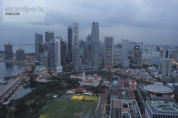 Blick von oben auf das Bankenviertel  vorne der Cricket Club  Singapore River und Boat Quay  Skyline  Singapur  Südostasien