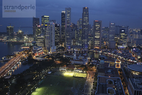 Blick von oben auf das Bankenviertel  vorne der Cricket Club  Singapore River und Boat Quay  Skyline  Singapur  Südostasien