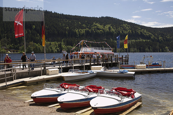 Rundfahrtenschiff am Titisee im Schwarzwald  Baden-Württemberg  Deutschland  Europa