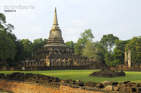 Tempel Wat Chang Lom in einem Teil der Tempelanlage des Unesco Weltkulturerbe Sukhotai  Si Satchalanai  Thailand  Asien