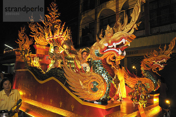 Loi Krathong Lichterfest  Umzug mit Motivwagen durch die Innenstadt  Mae Sariang  Thailand  Asien