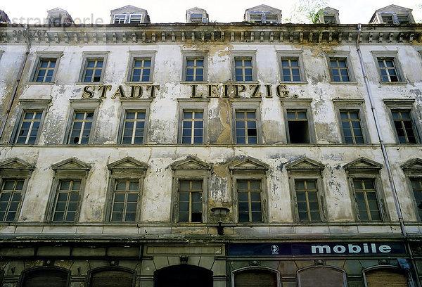 Baufälliges Gründerzeithaus vor der Sanierung  Fassade mit Aufschrift Stadt Leipzig  Dresden  Sachsen  Deutschland  Europa