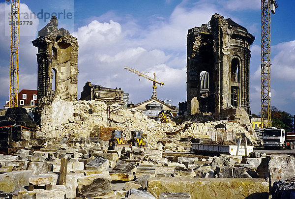 Ruine der Frauenkirche  Zustand 1996  Schutthalde mit Baufahrzeugen  Dresden  Sachsen  Deutschland  Europa