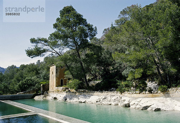 Gärten La Raixa  Teichanlage mit altem Turm  bei Bunyola  Serra de Tramuntana  Mallorca  Balearen  Spanien  Europa