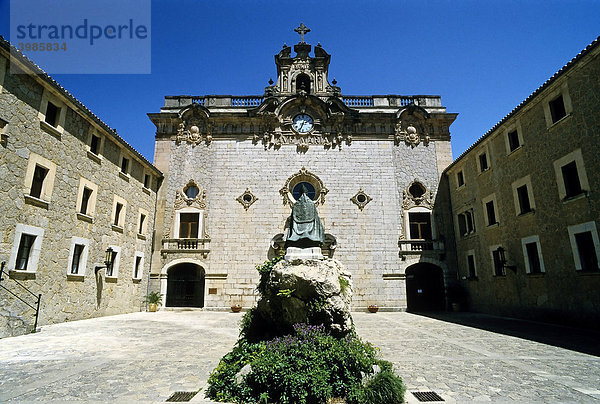 Historisches Kloster Lluc  Klosterhof und Fassade der Kirche  Serra de Tramuntana  Mallorca  Balearen  Spanien  Europa