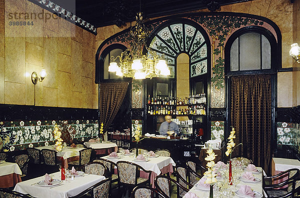 Altmodischer Speisesaal mit Bar im katalanischen Jugendstil  Hotel EspaÒa  Barcelona  Spanien  Europa