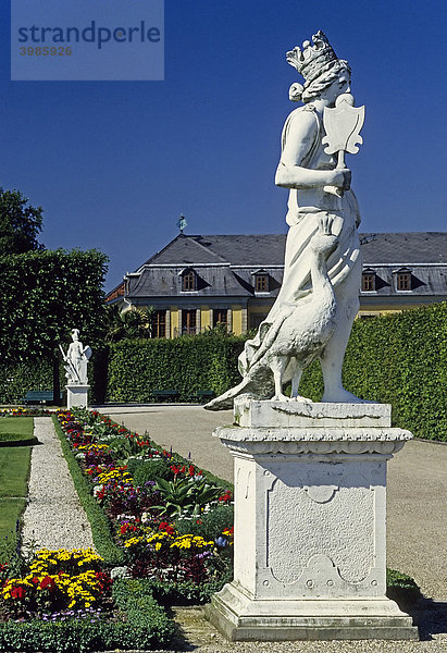 Allegorische Statue  Frau mit Krone und Pfau  Großer Garten  Herrenhäuser Gärten  Hannover  Niedersachsen  Deutschland  Europa