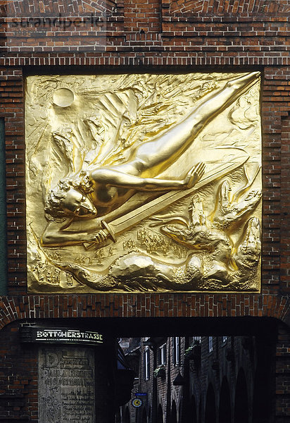 Eingang zur Böttcherstraße  goldenes Relief Der Lichtbringer von Roland Hoetger  Bremen  Deutschland  Europa