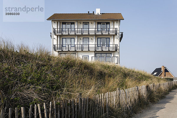 Haus auf den Dünen mit Ferienapartments  typischer Badeort an der holländischen Nordseeküste  Bergen aan Zee  Holland  Niederlande  Europa