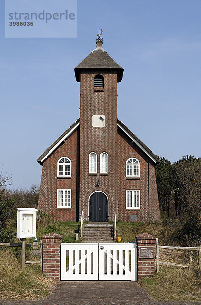 Kleines Backsteinkirchlein in den Dünen  Vredeskerkje  Bergen aan Zee  holländische Nordseeküste  Holland  Niederlande  Europa