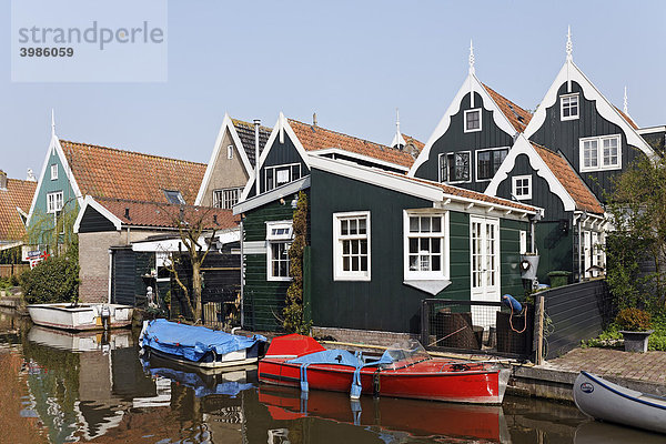 Typische Holzhäuser aus dem 17. Jh. an einer Gracht  historischer Ort De Rijp bei Alkmaar  Provinz Nordholland  Niederlande  Europa Holzhäuser