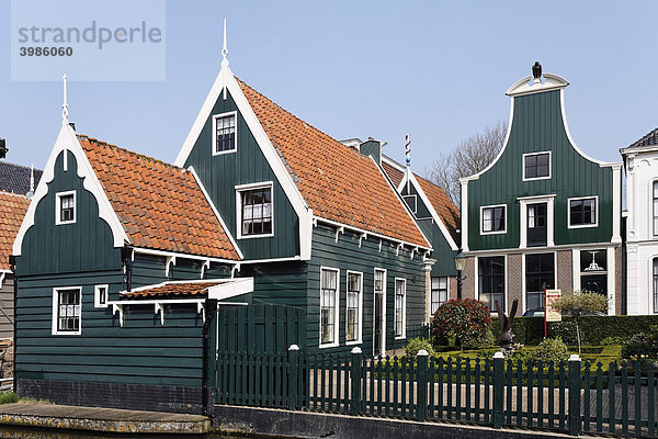 Typische Holzhäuser aus dem 17. Jh.  historischer Ort De Rijp bei Alkmaar  Provinz Nordholland  Niederlande  Europa Holzhäuser