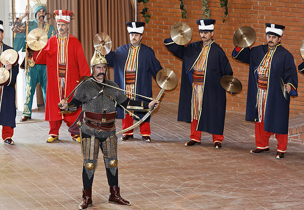 Darsteller in historischen Kostümen  Janitscharen-Militärkapelle  Mehter-Kapelle  Vorführung im Militärmuseum  Askeri Müse  Osmanbey  Istanbul  Türkei