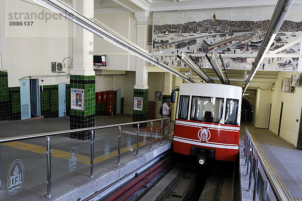 Tünel  unterirdische Standseilbahn  zweitälteste U-Bahn der Welt  moderner Wagen  Bahnhof Istiklal Caddesi  Beyoglu  Istanbul  Türkei