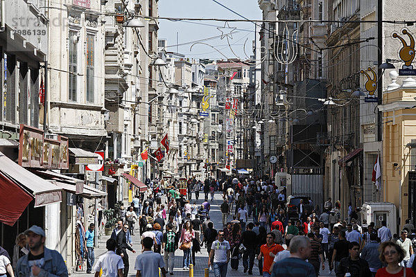 Belebte Einkaufsstraße Istiklal Caddesi  Unabhängigkeitsstraße  Beyoglu  Istanbul  Türkei