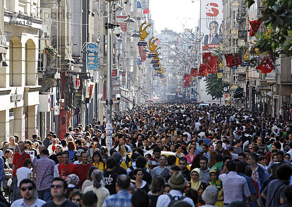 Menschenmassen auf der Einkaufsstraße Istiklal Caddesi  Unabhängigkeitsstraße  Beyoglu  Istanbul  Türkei