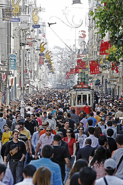 Historische Straßenbahn fährt durch Menschenmassen  Einkaufsstraße Istiklal Caddesi  Unabhängigkeitsstraße  Beyoglu  Istanbul  Türkei