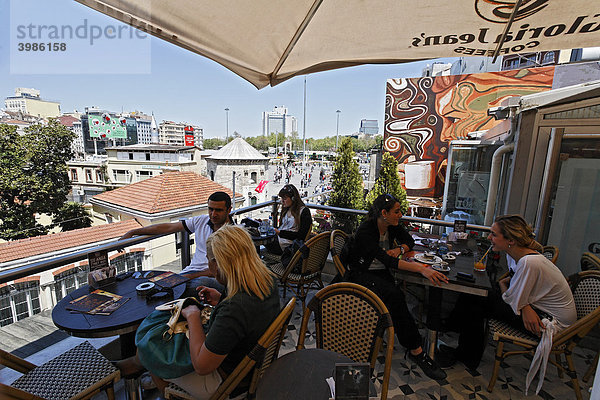 Junge Leute auf der Dachterrasse eines CafÈs  Blick auf den Taksim-Platz  Istiklal Caddesi  Beyoglu  Istanbul  Türkei