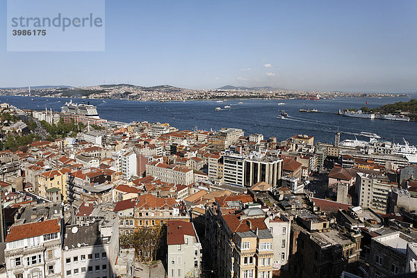 Panorama-Blick vom Galata-Turm über die Dächer von Beyoglu auf Goldenes Horn und Bosporus  Istanbul  Türkei