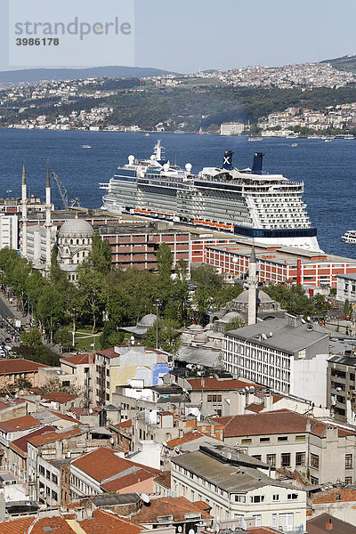 Blick über die Dächer von Galatasaray auf den Bosporus  großes Kreuzfahrtschiff am Kai von Tophane  Istanbul  Türkei