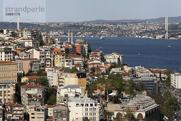Panorama-Blick über die Dächer von Galatasaray auf Bosporus-Brücke  Tophane  Istanbul  Türkei