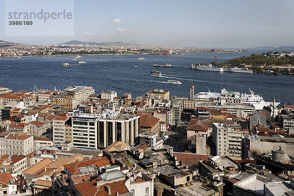 Panorama-Blick vom Galata-Turm über die Dächer von Beyoglu auf Bosporus und Goldenes Horn  Beyoglu  Istanbul  Türkei