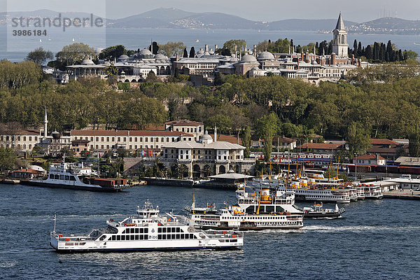 Topkapi-Palast und Schiffsanleger Sarayburnu  Blick vom Galata-Turm Istanbul  Türkei