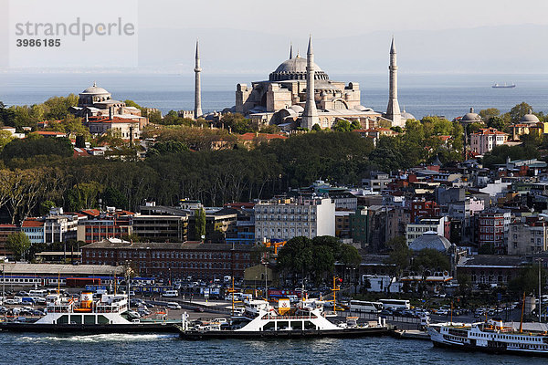 Hagia Sophia und Schiffsanleger Sarayburnu  Blick vom Galata-Turm  Istanbul  Türkei