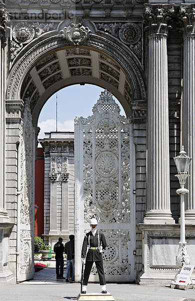 Wachsoldat steht vor prunkvollem Eingangstor  Dolmabahce-Palast  Sultanspalast aus dem 19. Jh.  Besiktas  Istanbul  Türkei