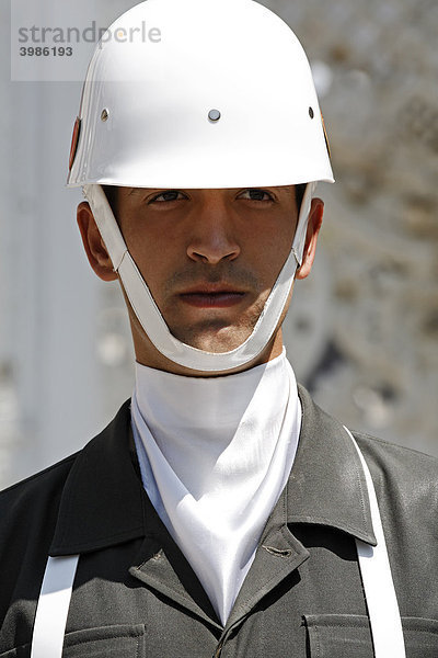 Junger Wachsoldat mit weißem Helm und Seidenhalstuch  Porträt  Dolmabahce-Palast  Sultanspalast aus dem 19. Jh.  Beskitas  Istanbul  Türkei