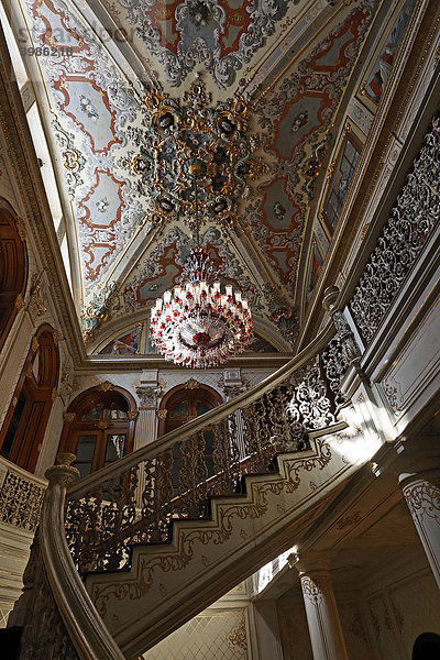 Prunkvolles Treppenhaus  reich verzierte Decke mit Kronleuchter  Dolmabahce-Palast  Sultanspalast aus dem 19. Jh.  Besiktas  Istanbul  Türkei