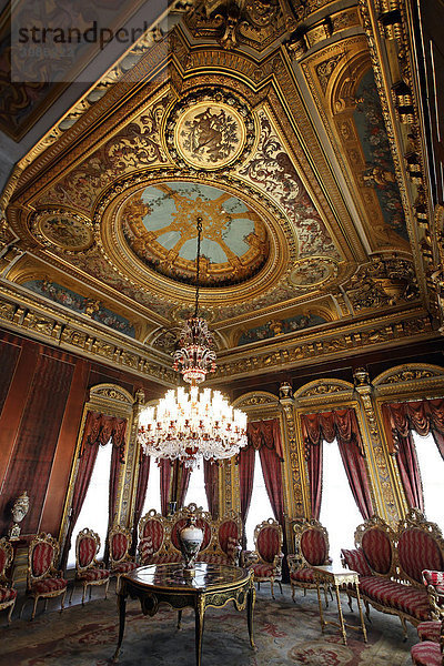 Prunkvolles Zimmer im Dolmabahce-Palast  Sultanspalast aus dem 19. Jh.  Besiktas  Istanbul  Türkei