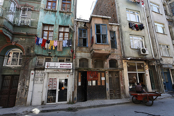 Straße mit pittoresken Häusern  altes  jüdisches Stadtviertel Balat  Istanbul  Türkei