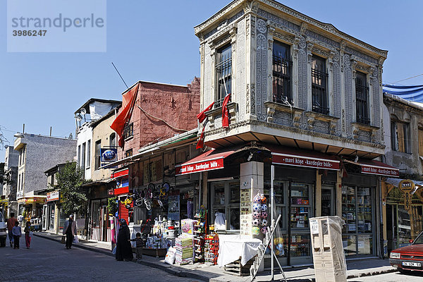 Geschäftsstraße im alten  jüdischen Stadtviertel Balat  Istanbul  Türkei