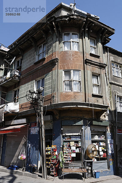 Altes Haus mit Laden  jüdisches Stadtviertel Balat  Istanbul  Türkei