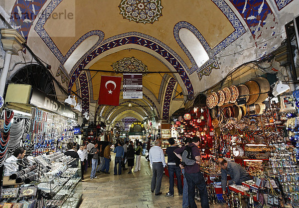 Überdachte Gasse mit Souvenir-Geschäften  Kapali Carsi  Großer Basar  Istanbul  Türkei