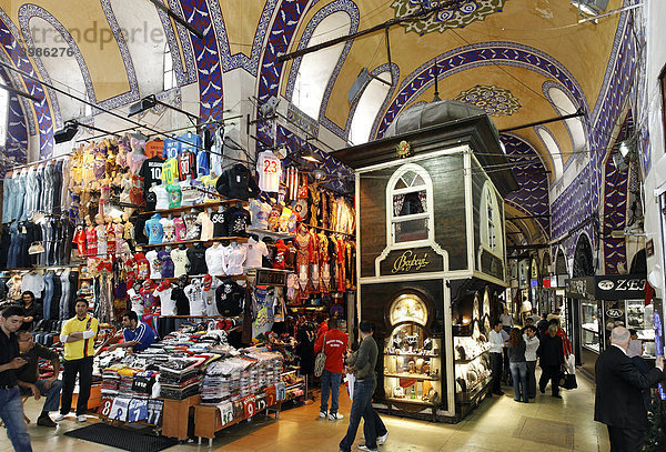 Überdachte Gasse mit Geschäften  orientalischer Kiosk aus dem 17. Jh.  Kapali Carsi  Großer Basar  Istanbul  Türkei