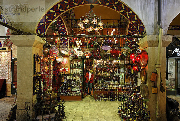 Geschäft mit orientalischen Lampen  Arkadengang  Capali Carsi  Großer Basar  Istanbul  Türkei