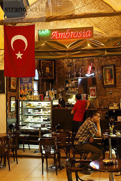 Kleines türkisches CafÈ im Großen Basar  Kapali Carsi  Istanbul  Türkei