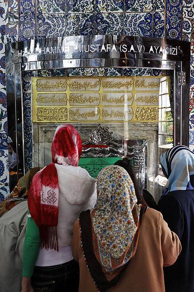 Fromme muslimische Frauen beten vor einem Grabschrein  Mausoleum von Mohammeds Bannerträger Eyüp Ensari  Dorf Eyüp  goldenes Horn  Istanbul  Türkei