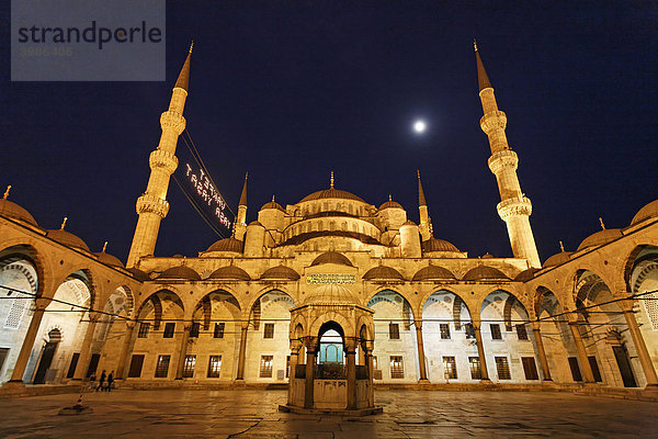 Blaue Moschee  Sultan Ahmet Camii  illuminiert  Nachtaufnahme  Mond am Himmel  Sultanahmet  Istanbul  Türkei