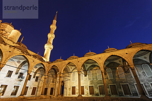 Blaue Moschee  Sultan Ahmet Camii  illuminierter Vorhof  Nachtaufnahme  Sultanahmet  Istanbul  Türkei
